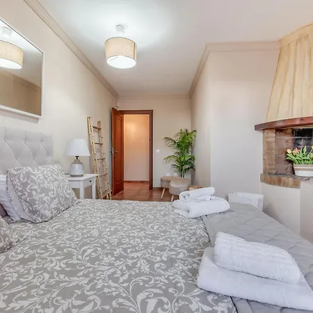 Classic 5 Bdrm Andalucian W Pool & Sea View 公寓