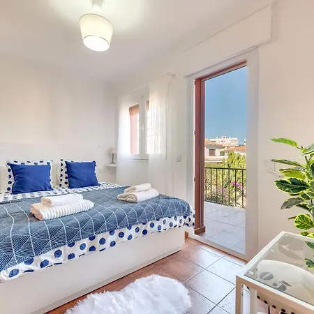 Classic 5 Bdrm Andalucian W Pool & Sea View 马尔韦利亚