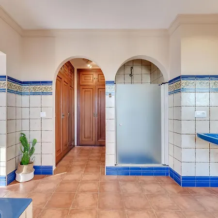 Classic 5 Bdrm Andalucian W Pool & Sea View * 马尔韦利亚