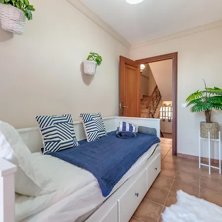 Classic 5 Bdrm Andalucian W Pool & Sea View * 马尔韦利亚