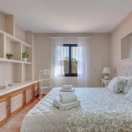 Classic 5 Bdrm Andalucian W Pool & Sea View 公寓 马尔韦利亚