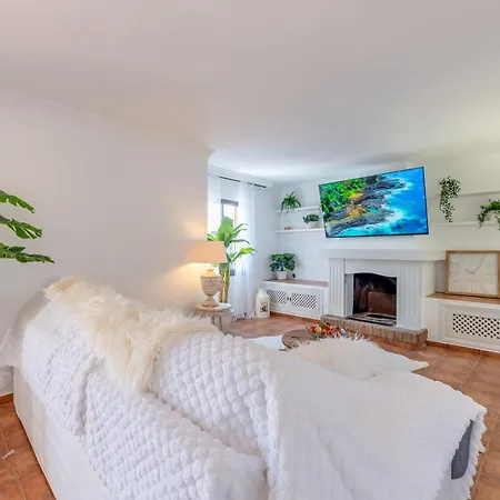 Classic 5 Bdrm Andalucian W Pool & Sea View 马尔韦利亚