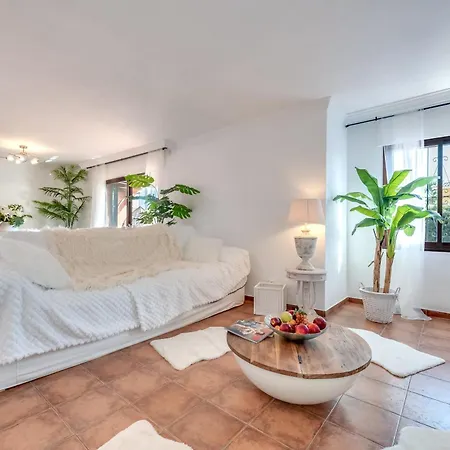 Classic 5 Bdrm Andalucian W Pool & Sea View