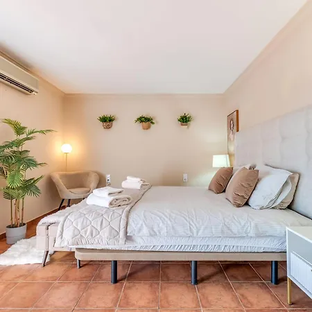 Classic 5 Bdrm Andalucian W Pool & Sea View *