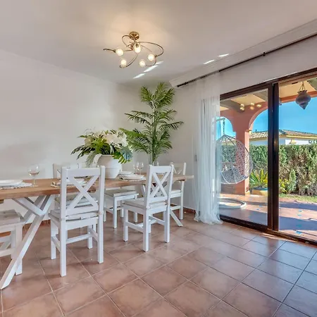 Classic 5 Bdrm Andalucian W Pool & Sea View *