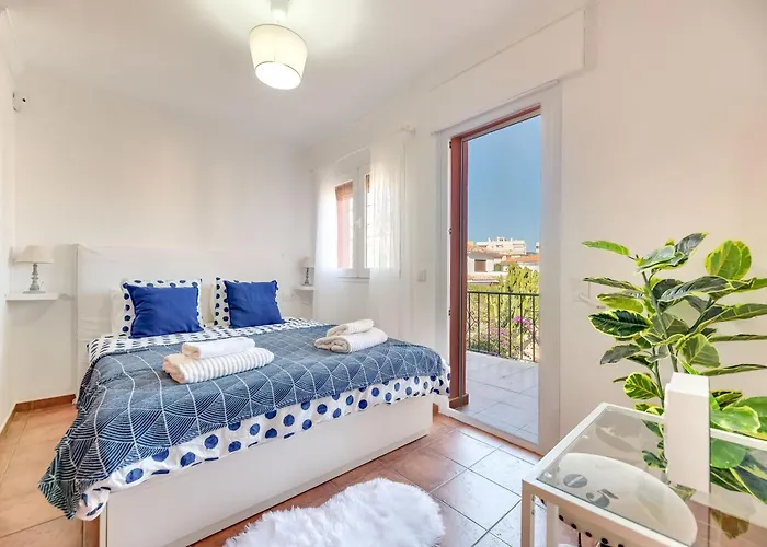 Classic 5 Bdrm Andalucian W Pool & Sea View 马尔韦利亚