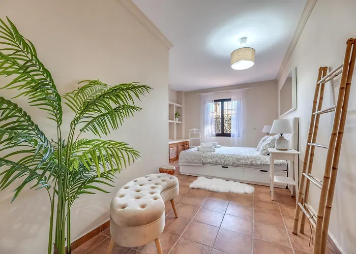 Classic 5 Bdrm Andalucian W Pool & Sea View *