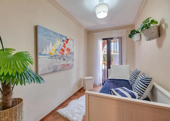 Classic 5 Bdrm Andalucian W Pool & Sea View Apartment *