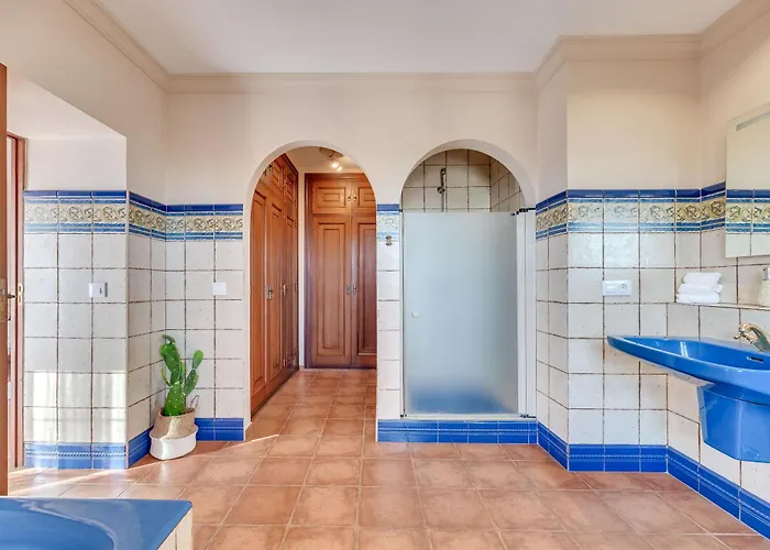 Classic 5 Bdrm Andalucian W Pool & Sea View * Marbella