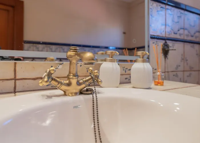 Classic 5 Bdrm Andalucian W Pool & Sea View Apartment *