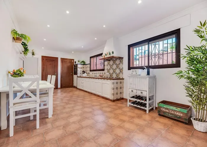 Classic 5 Bdrm Andalucian W Pool & Sea View Appartement