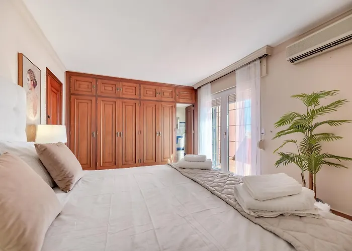 Classic 5 Bdrm Andalucian W Pool & Sea View *