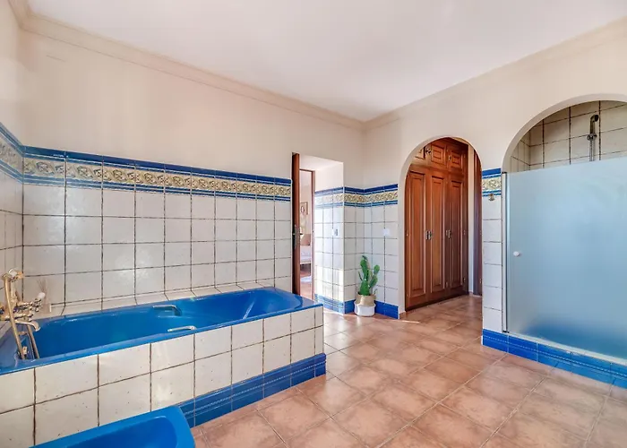 Classic 5 Bdrm Andalucian W Pool & Sea View * Marbellac