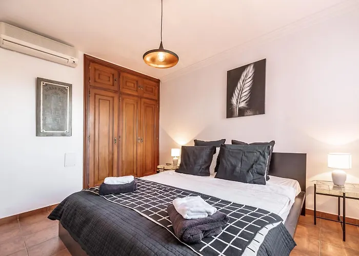 Classic 5 Bdrm Andalucian W Pool & Sea View Apartment *