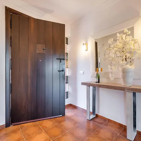 Classic 5 Bdrm Andalucian W Pool & Sea View *