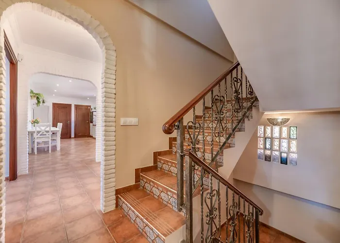 Classic 5 Bdrm Andalucian W Pool & Sea View *