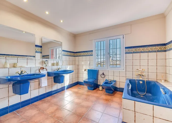 Classic 5 Bdrm Andalucian W Pool & Sea View Marbella