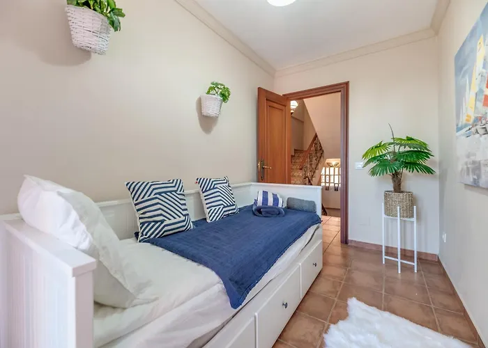 Classic 5 Bdrm Andalucian W Pool & Sea View * Marbella