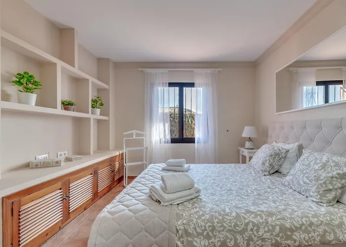 Classic 5 Bdrm Andalucian W Pool & Sea View Apartament Marbella