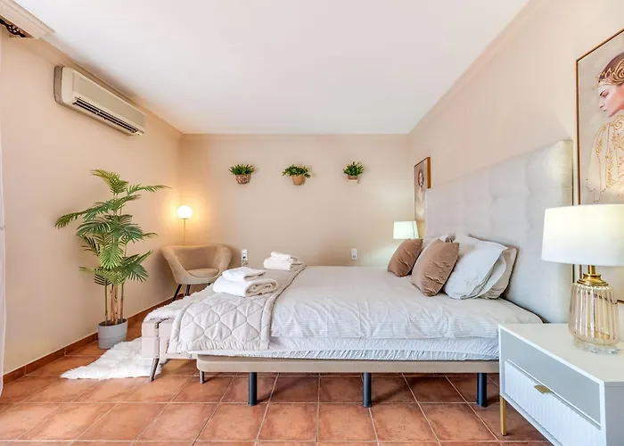 Classic 5 Bdrm Andalucian W Pool & Sea View *