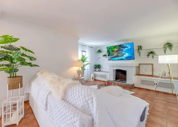 Classic 5 Bdrm Andalucian W Pool & Sea View Marbella