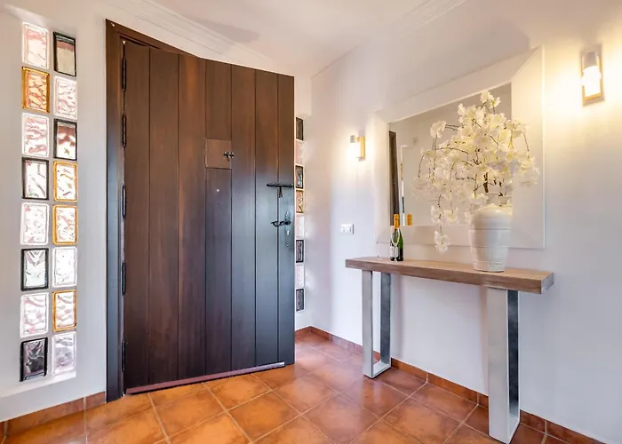 Classic 5 Bdrm Andalucian W Pool & Sea View *