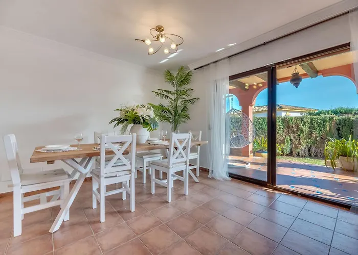 Classic 5 Bdrm Andalucian W Pool & Sea View *